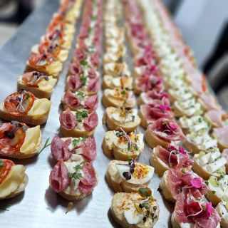 🫶 Ďakujeme, že môžeme každý deň plniť tento stôl vašimi objednávkami. Veľmi si to vážime... #chlebicky #kanapky...