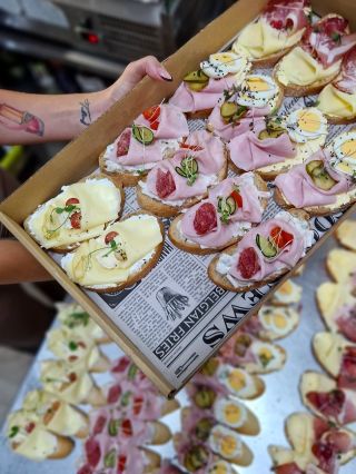 📸 Plánujete oslavu alebo firemnú akciu? 🥪✨ Objednajte si naše chlebíčky a kanapky online – rýchlo a pohodlne! Objednajte...